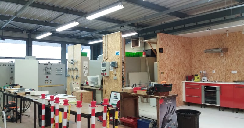 Créer un coin bricolage pratique dans un garage ou une buanderie