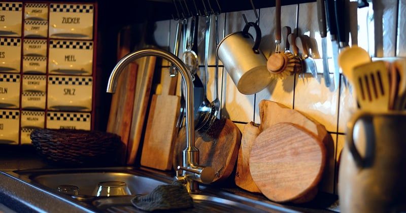 Comment fixer un évier sur un plan de travail en bois sans se tromper