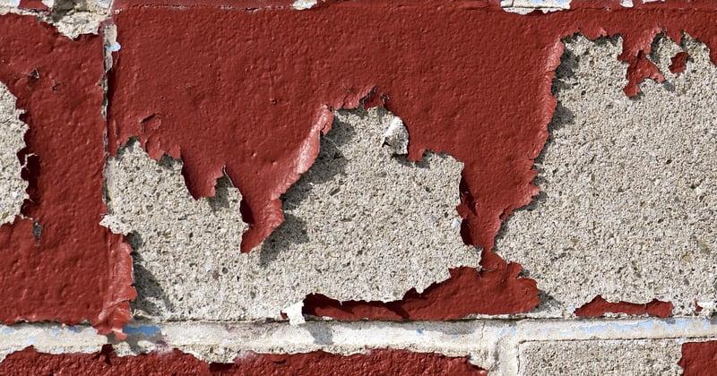 Monter un mur en parpaing pour un abri de jardin : les étapes clés